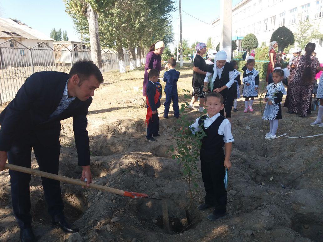 "Білім" күніне орай 1 сынып оқушылары тал егу рәсімін орындауда