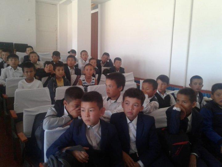 12.09.2018ж. Тәрбие ісі жөніндегі орынбасары Сембекова Батиманың басшылығымен Қарабалаева Гүлнар ұлдар жиналысын өткізді.