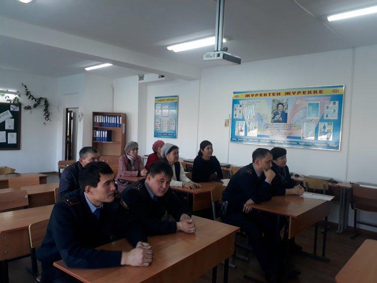 Қамқоршылық кеңес мүшелері алдында мектеп директорының есебі