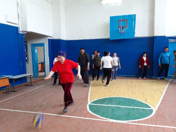 15 мамыр - Халықаралық отбасы күніне орай ата-аналармен мектеп ұстаздар арасында эстафеталық жарыс өткізілді!