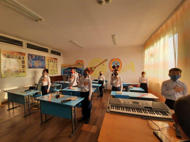 ҚАЗАҚСТАН РЕСПУБЛИКАСЫНЫҢ МЕМЛЕКЕТТІК ГИМН ОРЫНДАЙДЫ.
