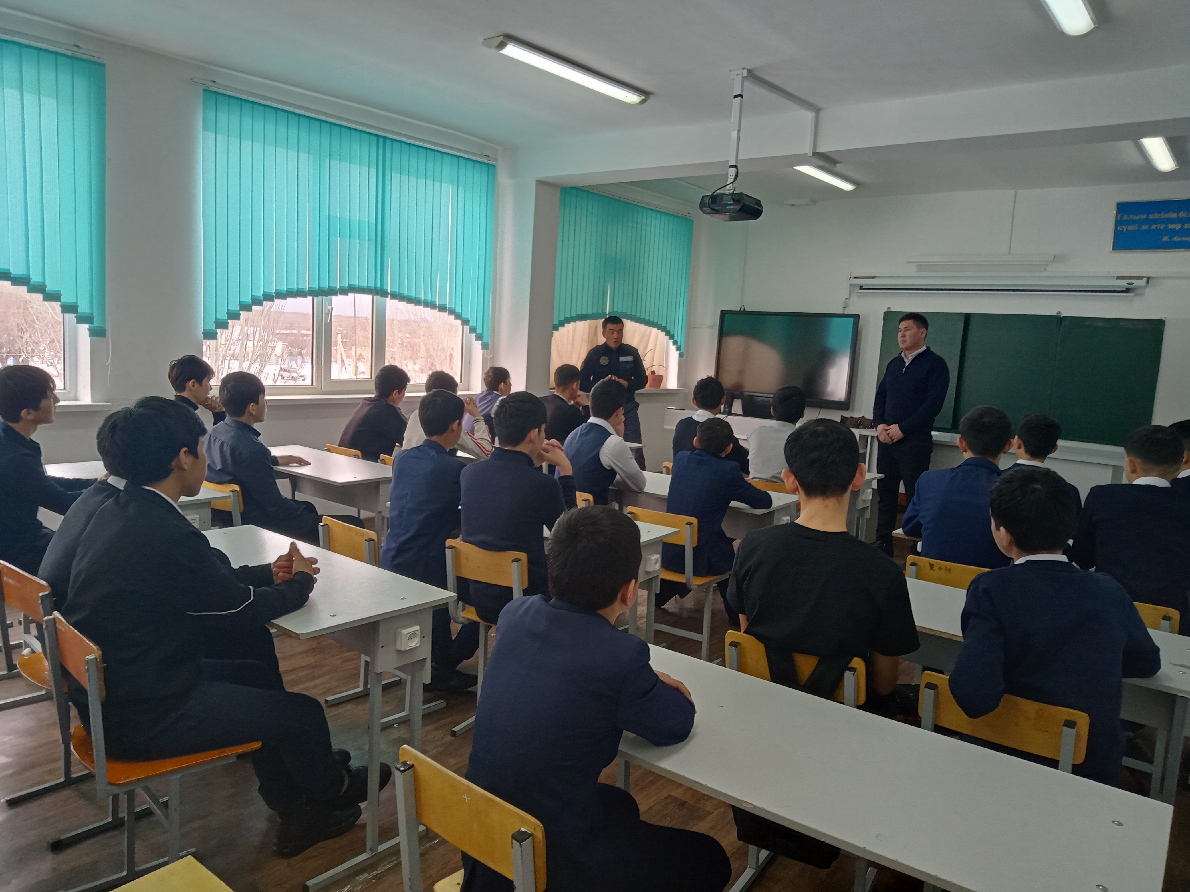«Жасөспірімдердің заң алдындағы жауапкершілігі» 9-10 сыныптар заң қызметкерлерімен кездесу